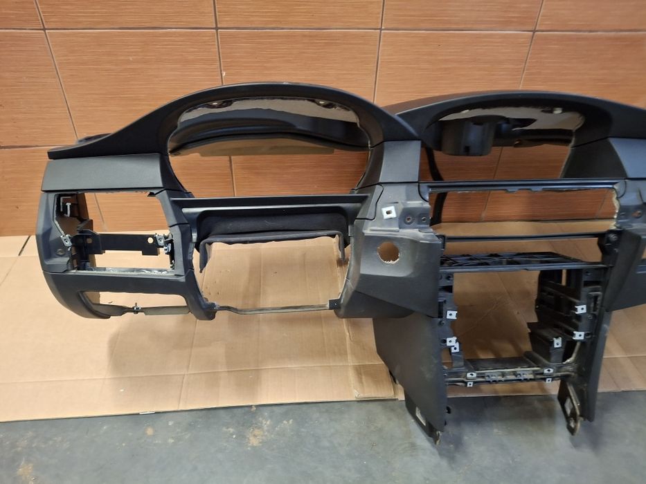 Deska Kokpit Lift BMW E60 Czarna Cup holdery