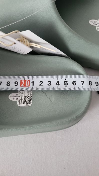 Продам тапочки Adidas yeezy slide