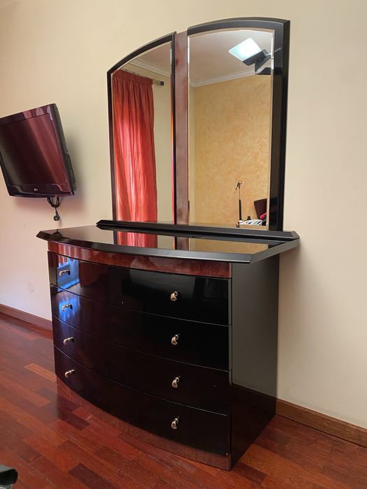 Cama de Casal em madeira escura