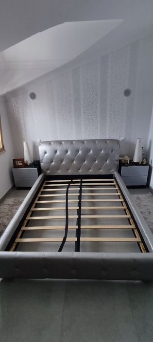 Conjunto mesinha de cabeceira e cama com estrado