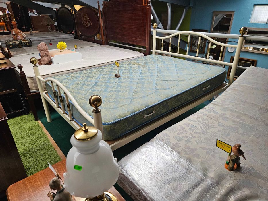 Cama em ferro com estrado e colchão - Bom estado geral