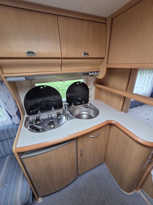 Przyczepa kempingowa HOBBY 460 z napędem oraz przedsionkiem DMC 1300kg