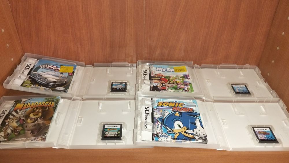 Pack Nintendo DS Lite Prata NÃO FUNCIONAL (Para Peças/Reparação) + Lote de Jogos (IT) + R4