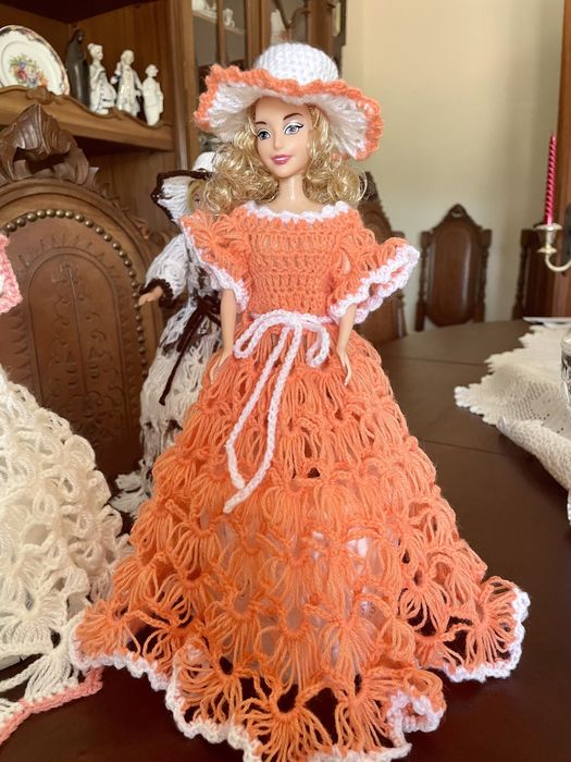 Boneca com vestido em lã. Feito à mão