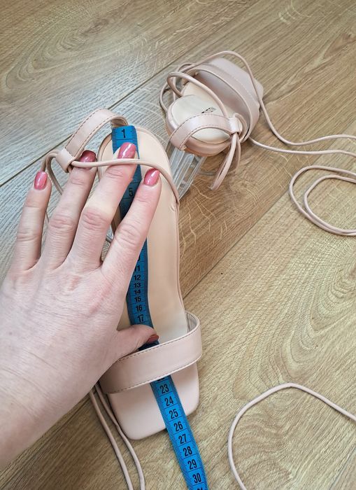 Женские бежевые босоножки на прозрачном каблуке с завязками