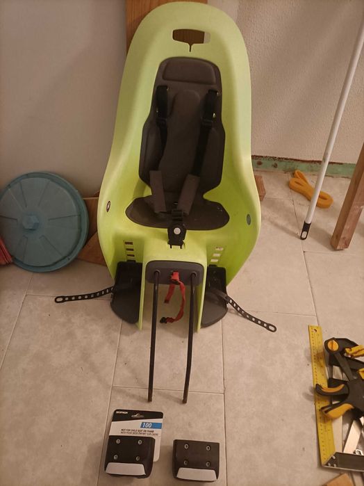 Porta-criança para bicicleta Decathlon con dois conjuntos de fixação