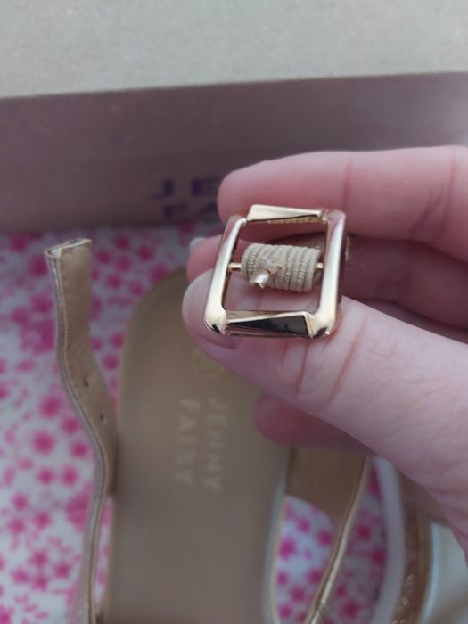 Sandały na koturnie