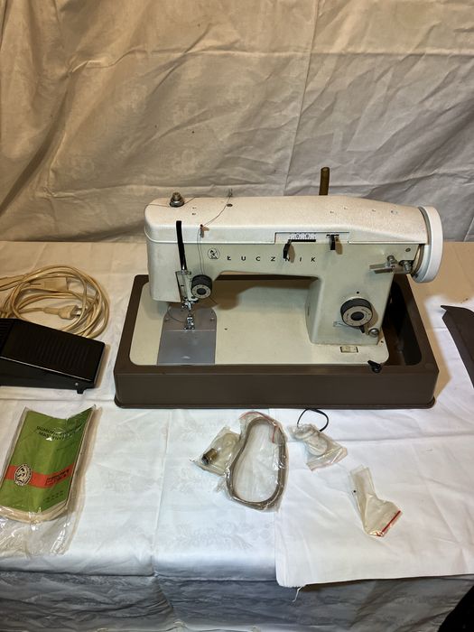Maszyna do szycia Łucznik 702 walizka Tur2 plus 100 igieł