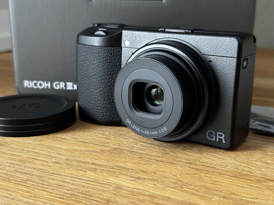 Aparat Ricoh GR IIIx idalny jak nowy etui lens cap baierie i ładowarka