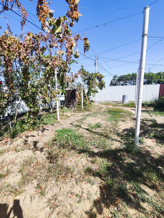 Продам в самом центре участок с домом. Есть выход к воде