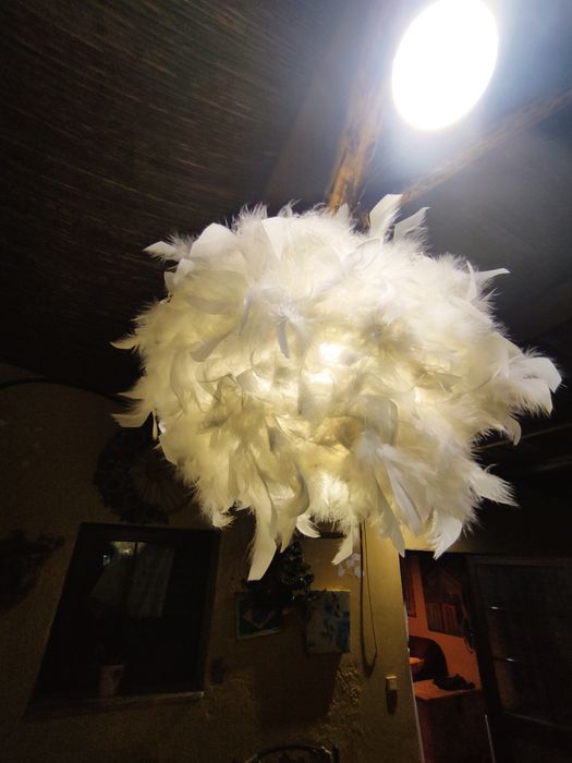 Luminária de penas.