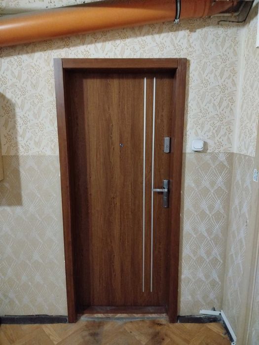 Drzwi do mieszkań w bloku