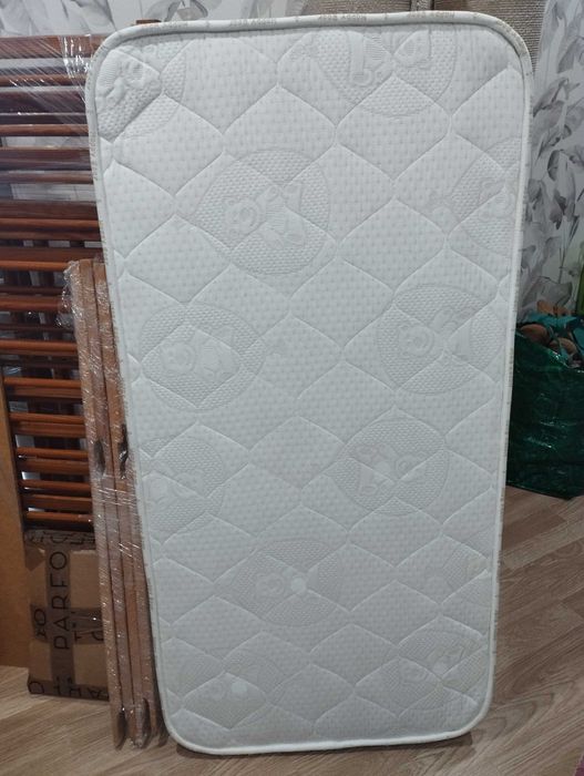 Vendo cama de madeira com colchão e muda fralda