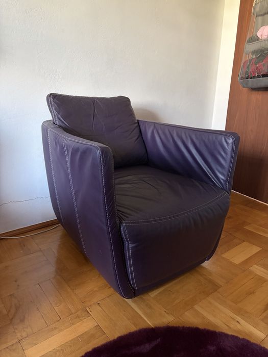 skorzany fioletowy fotel