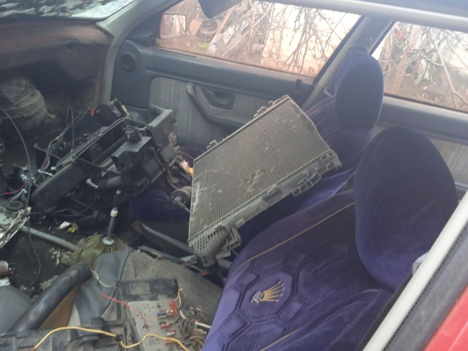 Продам запчасти кузовные запчасти Пежо 405