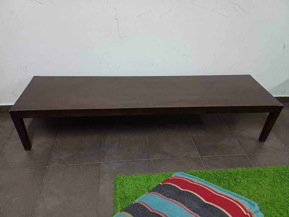 Banco de madeira e almofadão com 170 cm x 45 cm x 33 cm alt