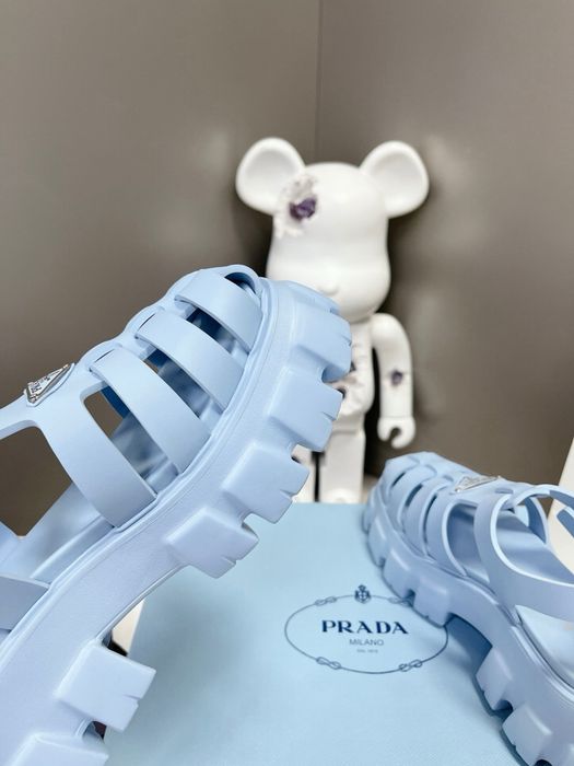 Босоніжки сандалі на платформі блакитні брендові Prada