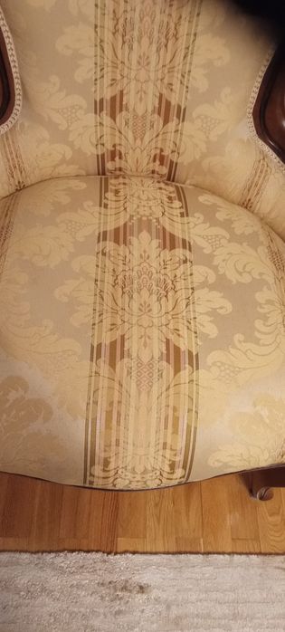 Cadeirão de madeira estofado em ótimo estado