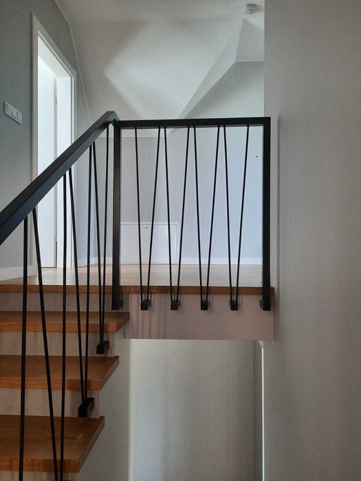 Barierka schodowa wewnętrzna industrialna metalowa spawana balustrada