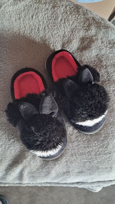 Kapcie z pomponami dla dziewczynki