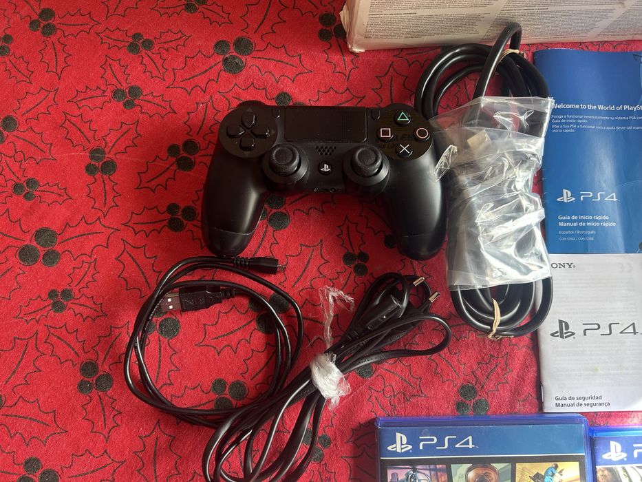 Playstation 4, com 2 jogos, 1 comando