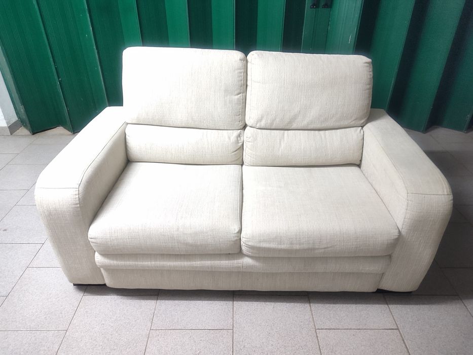 Sofá e poltrona bejes impecáveis