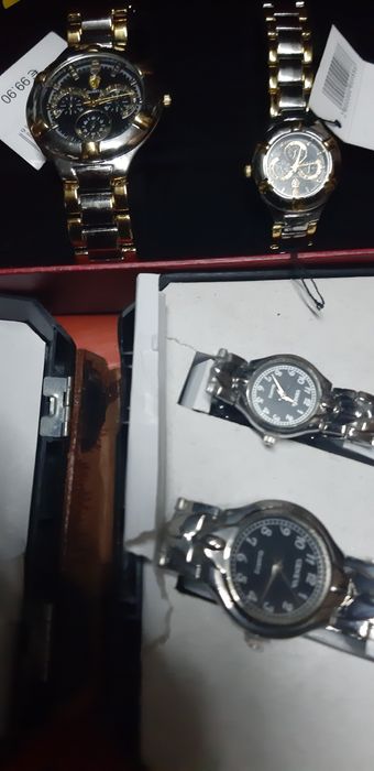 Relógios novos de quartzo