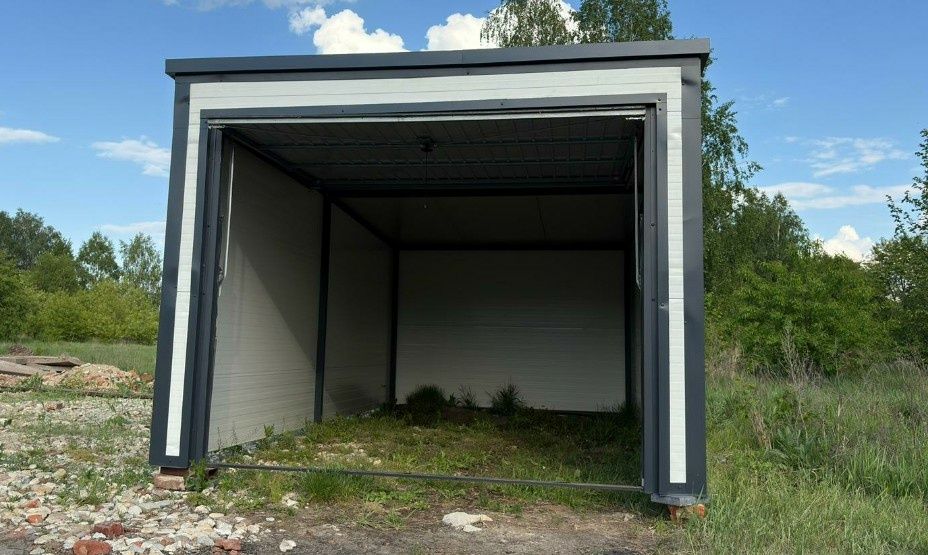 Garaż z płyt warstwowych 3x5,8m