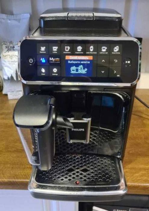 Кавомашина автоматична Philips Series 4300 LatteGo EP4400 капучинатор