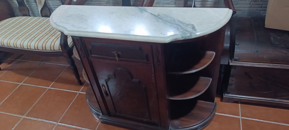 Móvel com pedra por cima