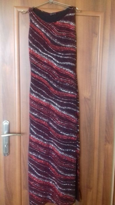 Długa sukienka wieczorowa z brokatem