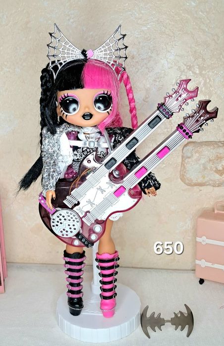 LOL OMG з музикальним інструментом