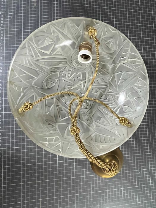 Candeeiro antigo com cordões em sirgaria e taça de vidro translucido