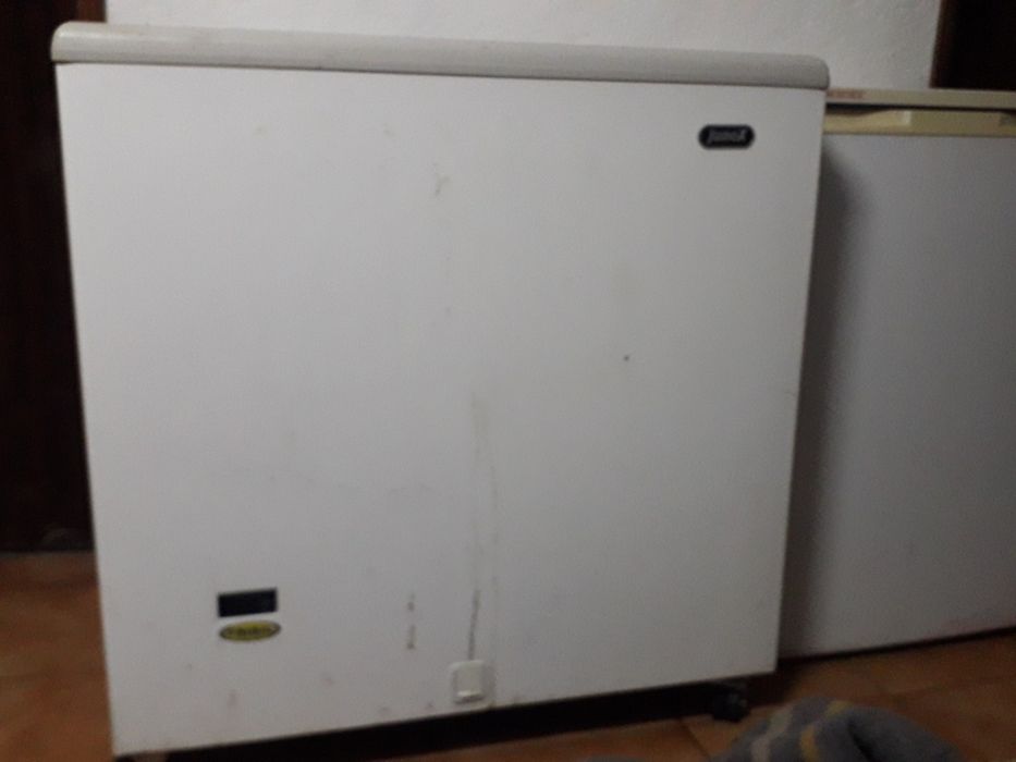 Tenho esta  arca frigorífica  em bom estado e tenho um figorifico