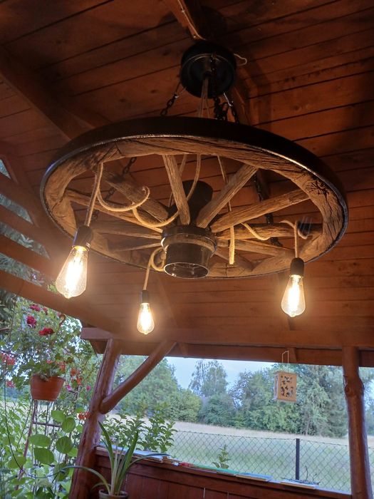 Żyrandol / drewniana lampa sufitowa z koła od wozu