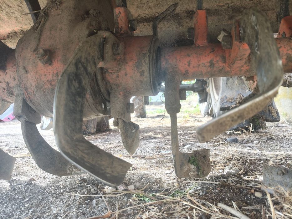 Vendo tractor Kubota b 1600 com a respectiva fresa facas novos ... Tractor em bom estado