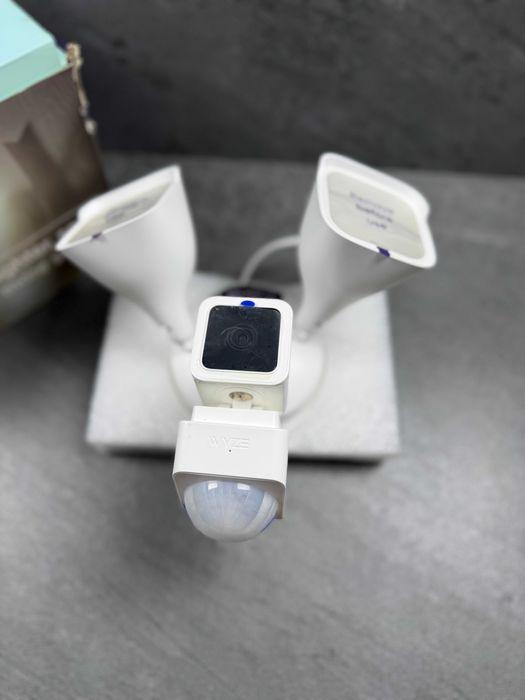 Камера спостереження з прожектором Wyze Cam Floodlight 2600 Lm Full HD