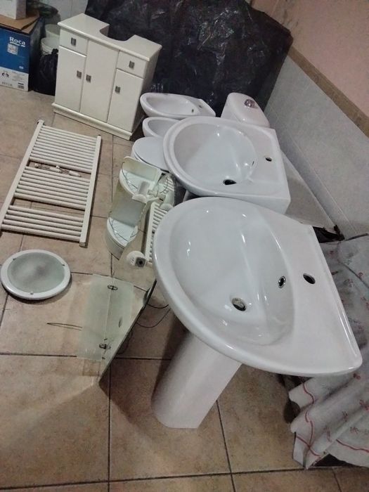 Loiças sanitárias, espelho, radiador, móvel, tudo por