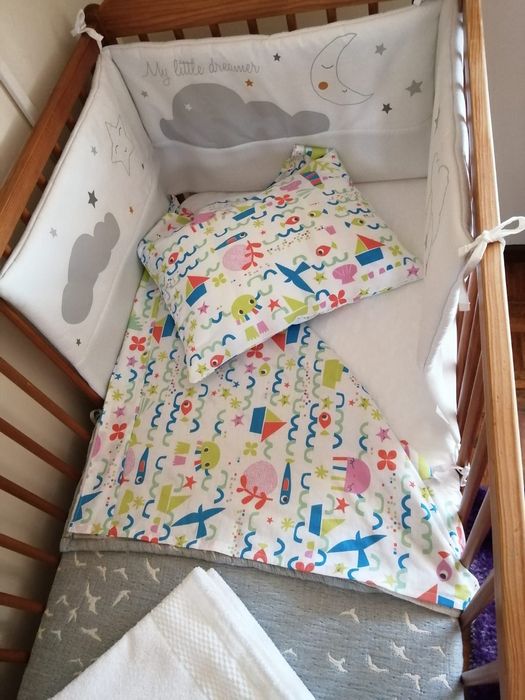 Cama de bebê em madeira com colchão incluído
