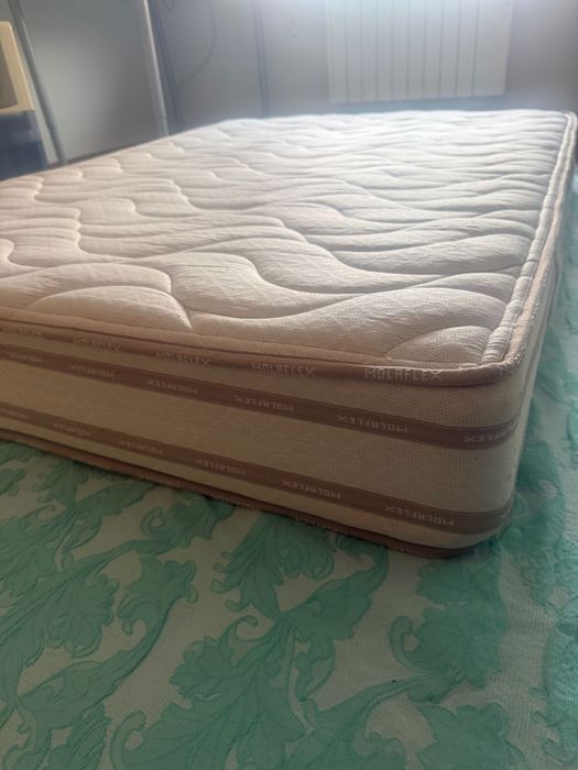 Cama, mesinha de cabeceira, cómoda e colchão