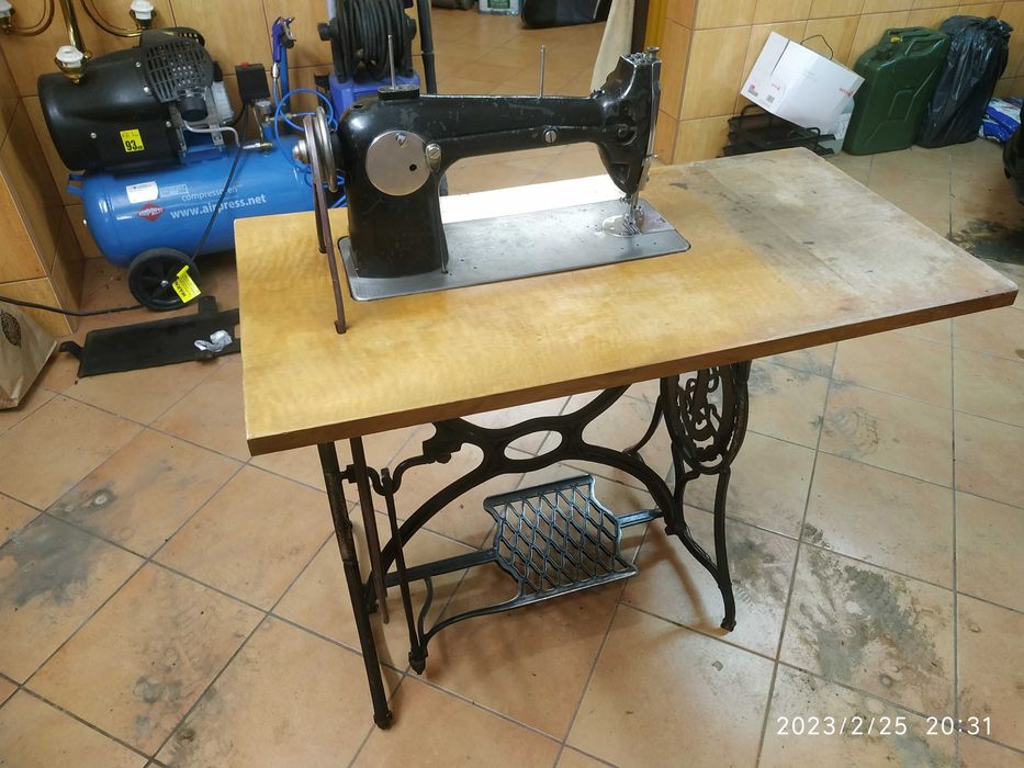 Maszyna do szycia Łucznik + podstawa Singer