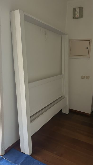 Cama de casal, colchão e mesa de jantar