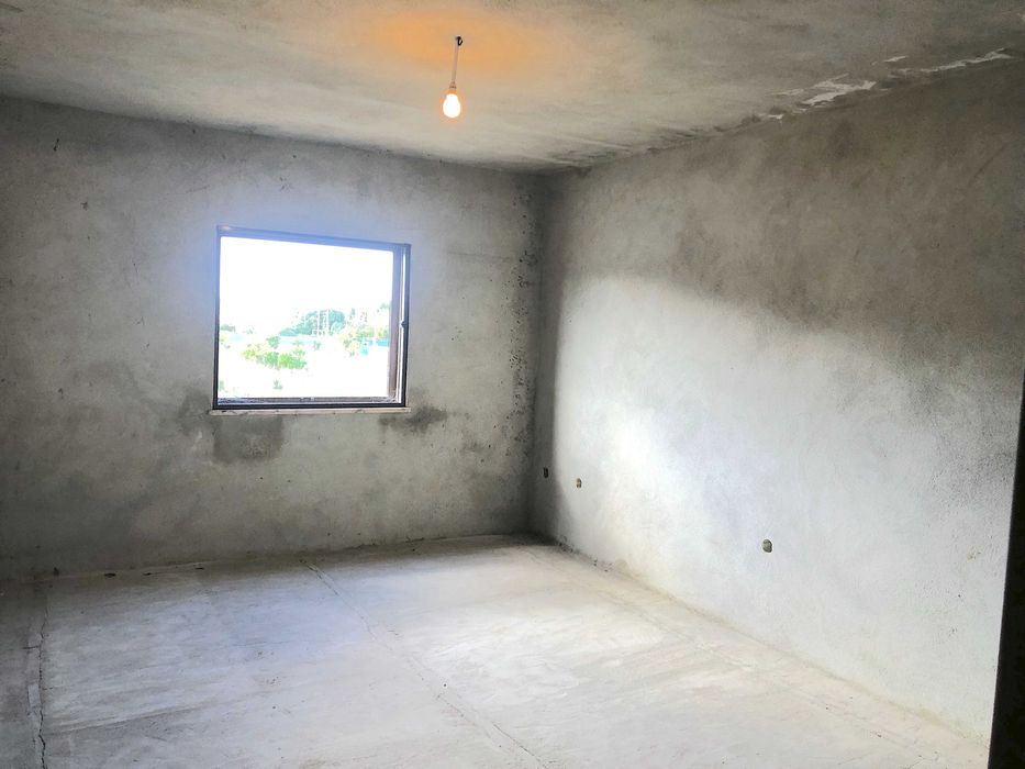 Terreno com 650m² e casa de 160m² para renovar em Azeitao