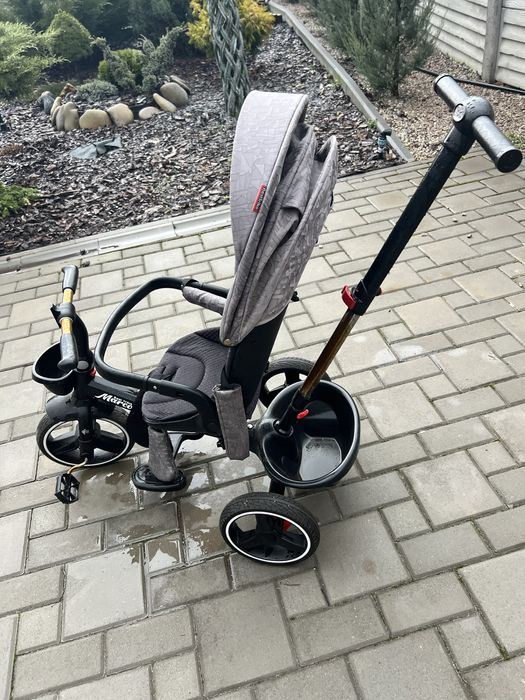 Коляска, велосипед чорного кольору