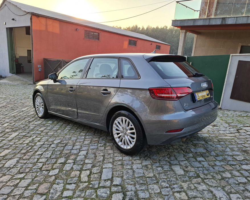 Audi A3 Sportback 1.6 TDI Design 135 Mil Kms Nacional de 2017/10