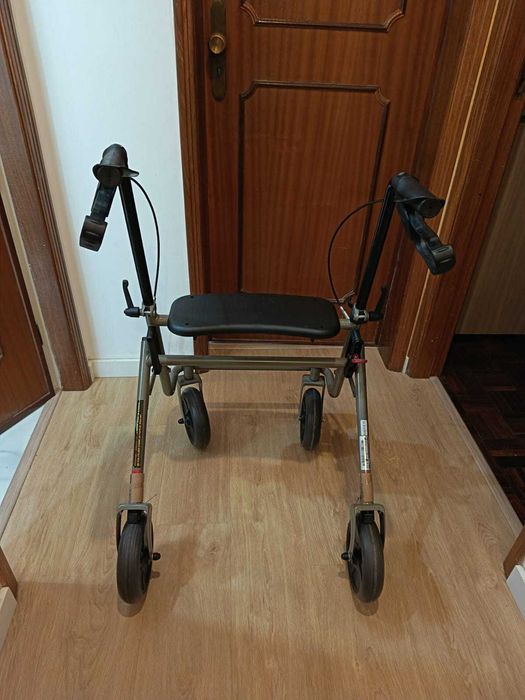 Andarilho com rodas e assento