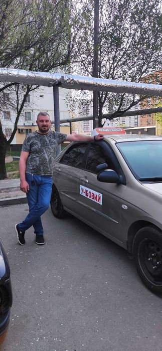 Інструктор з водіння, автоінструктор.