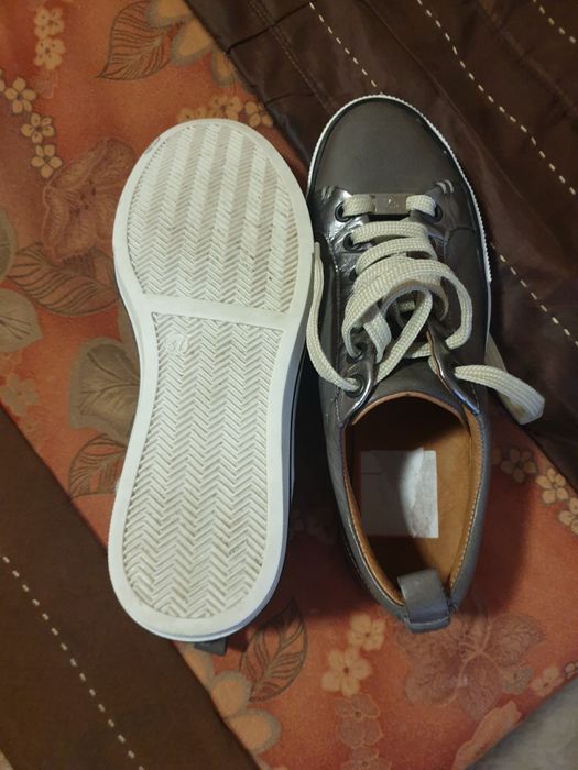 П подаётся кожаная обувь для девочки