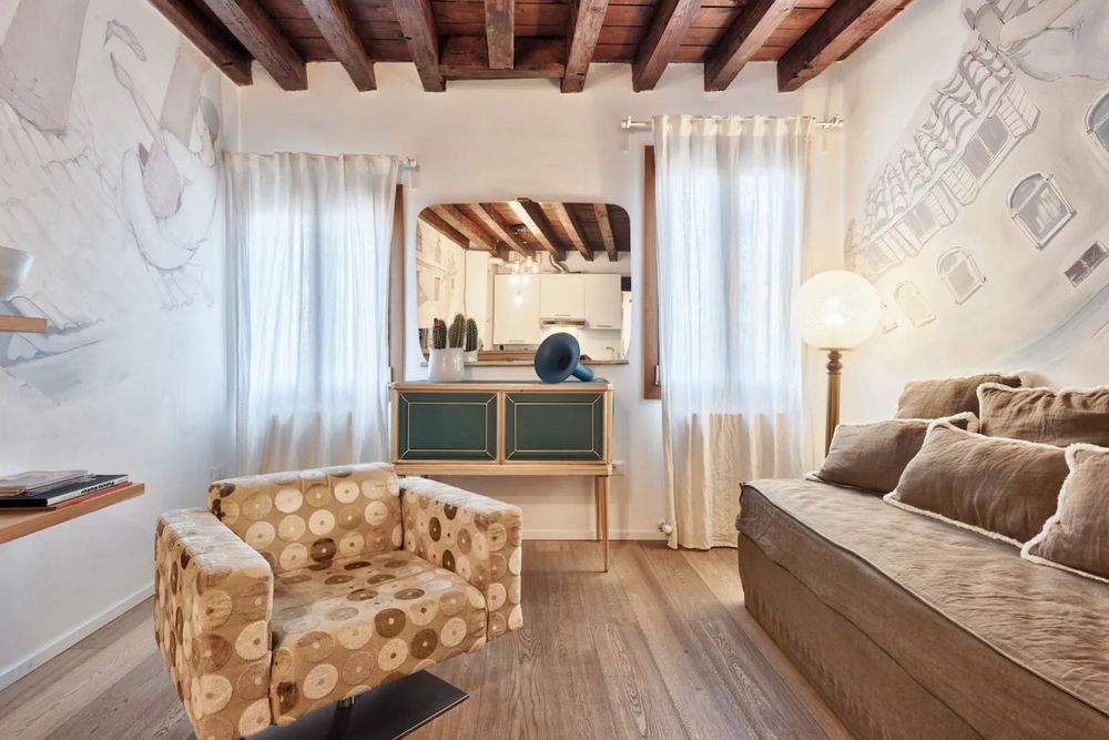 Є гаряча/холодна вода, опалення, працює wifi при відключеннях