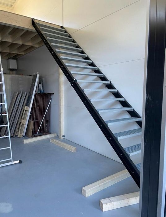 Schody metalowe loftowe łagodne nowe